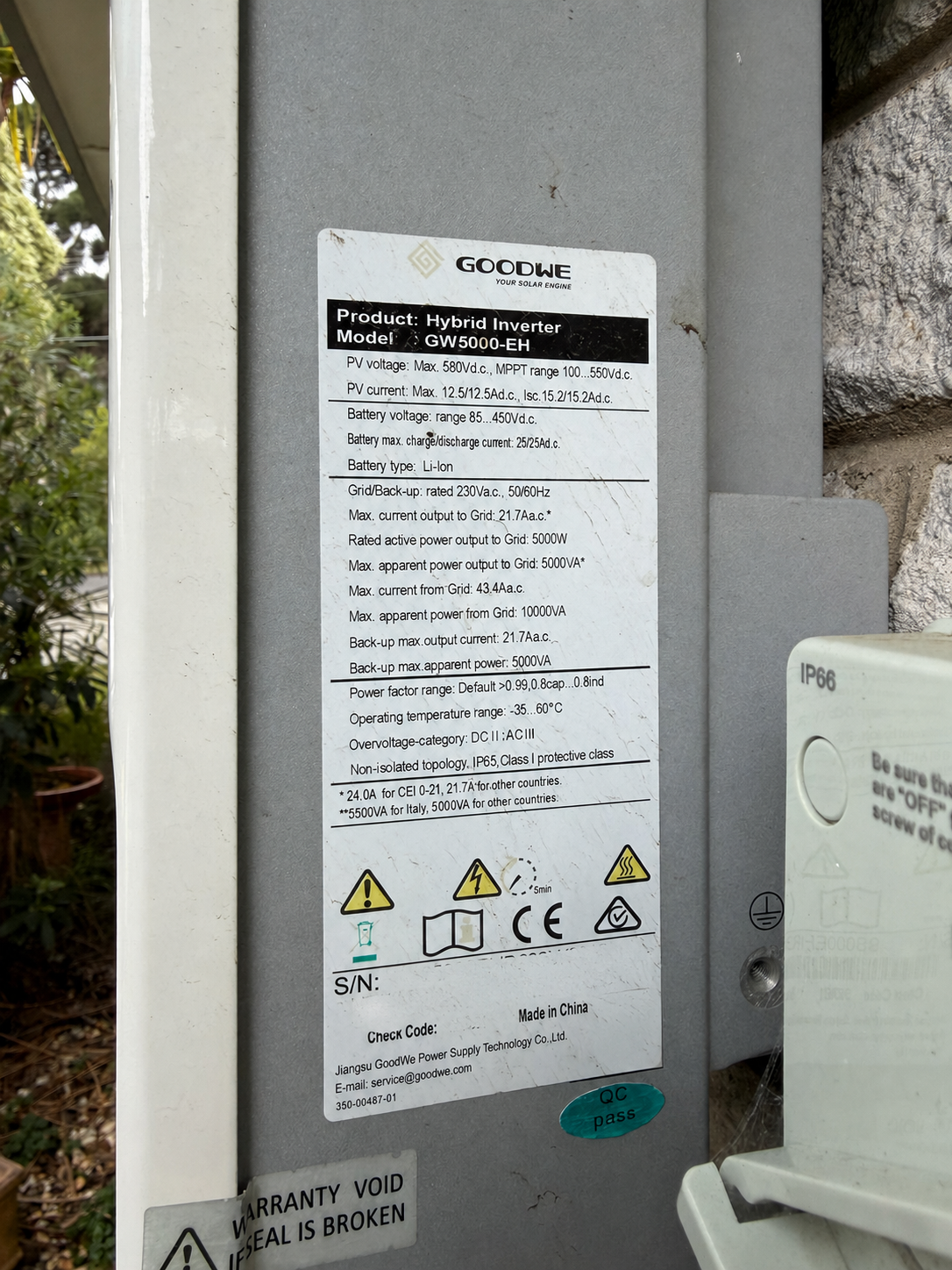 Anonymised inverter label confirming a 5 kW hybrid model